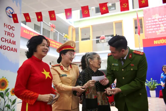 Cập nhật Ngày bầu cử 15/3: Cử tri cả nước nô nức thực hiện quyền công dân - Ảnh 3.