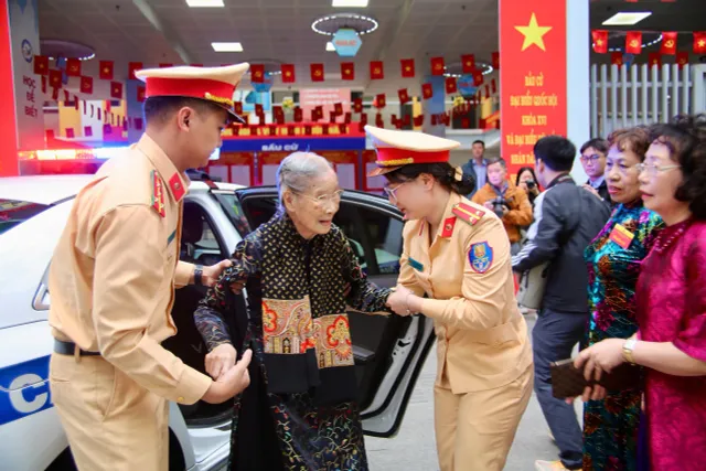 Cập nhật Ngày bầu cử 15/3: Cử tri cả nước nô nức thực hiện quyền công dân - Ảnh 2.