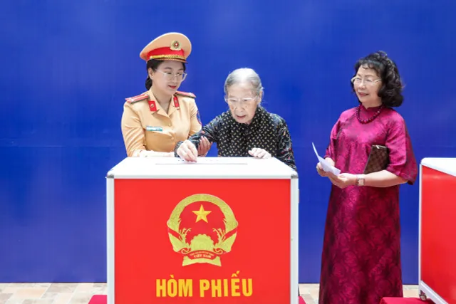 Cập nhật Ngày bầu cử 15/3: Cử tri cả nước nô nức thực hiện quyền công dân - Ảnh 1.