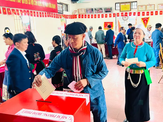 Cập nhật Ngày bầu cử 15/3: Cử tri cả nước nô nức thực hiện quyền công dân - Ảnh 3.