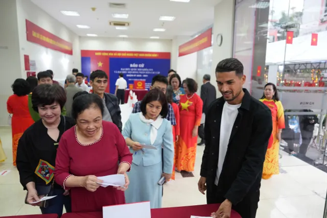 Cập nhật Ngày bầu cử 15/3: Cử tri cả nước nô nức thực hiện quyền công dân - Ảnh 1.