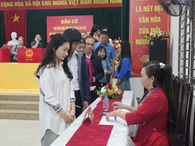 Cập nhật Ngày bầu cử 15/3: Cử tri cả nước nô nức thực hiện quyền công dân - Ảnh 2.