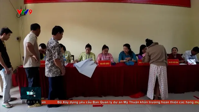 Công nhân sắp xếp ca kíp để đi bầu