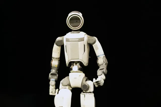 Robot hình người bắt đầu làm việc trong nhà máy phụ tùng ô tô - Ảnh 1.