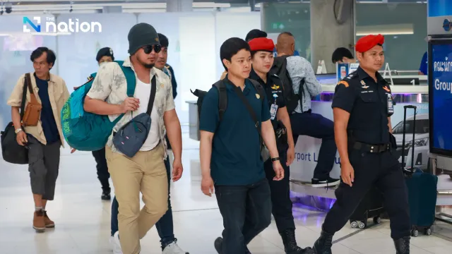 Vụ tàu Thái Lan bị tấn công tại eo biển Hormuz: 20 thuyền viên trở về nước an toàn- Ảnh 1. Vụ tàu Thái Lan bị tấn công tại eo biển Hormuz: 20 thuyền viên trở về nước an toàn- Ảnh 1.