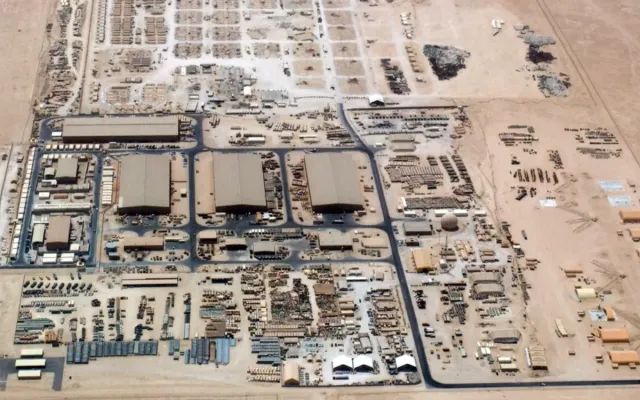 Mỹ ném bom căn cứ tên lửa của Iran gần eo biển Hormuz- Ảnh 1.