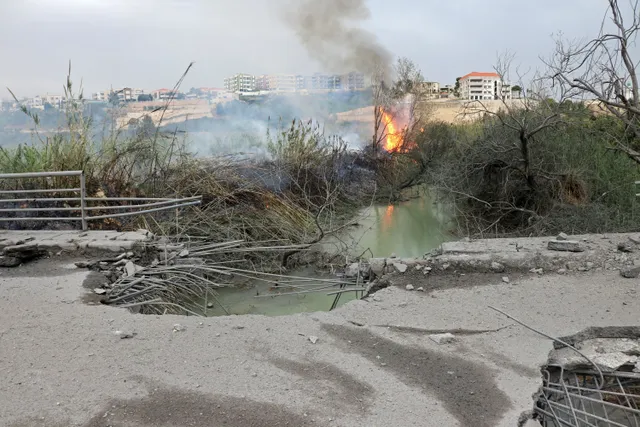 Israel tấn công các cây cầu quan trọng bắc qua sông Litani ở Lebanon- Ảnh 4.