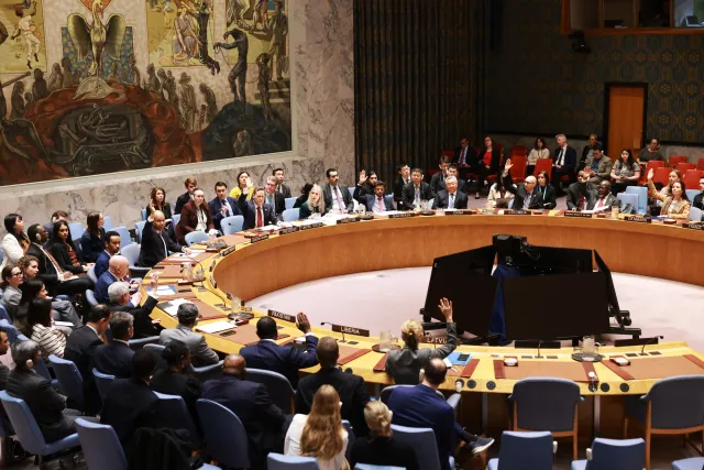 Iran phóng dồn dập 7 đợt tên lửa đáp trả Israel, nhiều công trình tại Tel Aviv bị phá hủy- Ảnh 3. Iran phóng dồn dập 7 đợt tên lửa đáp trả Israel, nhiều công trình tại Tel Aviv bị phá hủy- Ảnh 3.