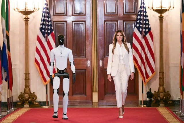 Đệ nhất Phu nhân Melania Trump sánh bước cùng robot, khẳng định người máy là tương lai của giáo dục - Ảnh 1.