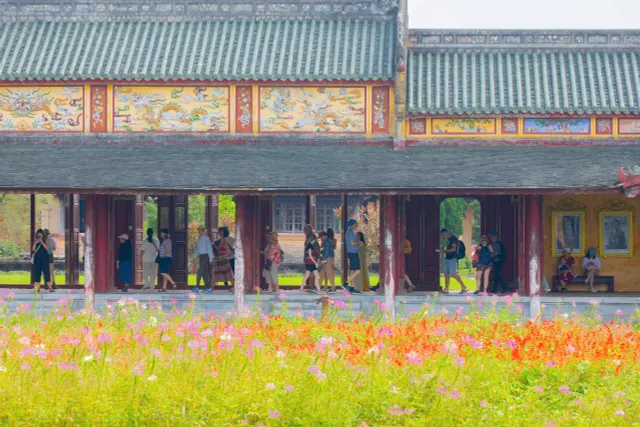 Mở cửa di tích dịp Giải phóng Huế, hàng nghìn du khách tham quan- Ảnh 3. Mở cửa di tích dịp Giải phóng Huế, hàng nghìn du khách tham quan- Ảnh 3.