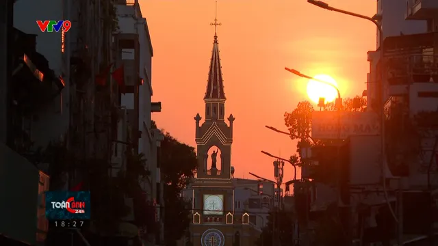 Giới trẻ săn ảnh "Mặt trời trứng muối" tại nhà thờ TP. Hồ Chí Minh
