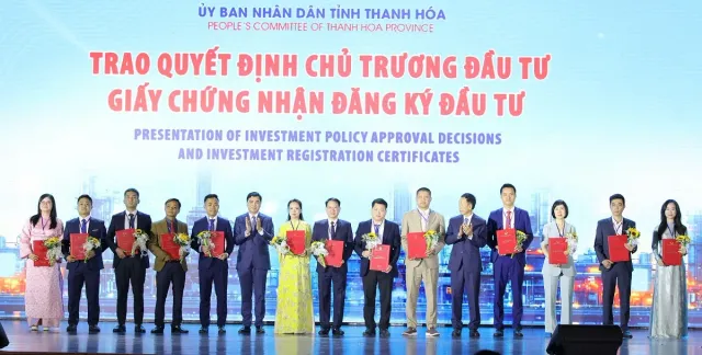 Thanh Hóa trao quyết định chủ trương đầu tư, giấy chứng nhận đăng ký đầu tư và ký biên bản ghi nhớ đầu tư 42 dự án - Ảnh 2.