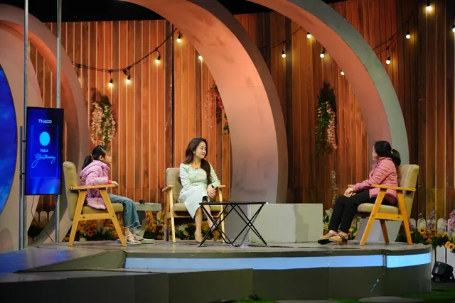 Station of Love: The Extraordinary Journey of a Disabled Mother Raising Two Visually Impaired Daughters - Ảnh 1.