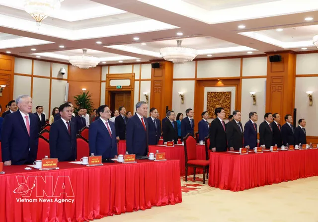 Party chief presents elite honours to incumbent, former leaders - Ảnh 1.