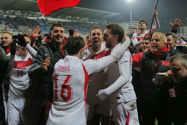 Thổ Nhĩ Kỳ giành vé World Cup sau 24 năm chờ đợi- Ảnh 2.