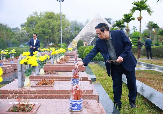 PM pays tribute to President Ho Chi Minh, martyrs contributing to Dien Bien Phu Victory - Ảnh 1.