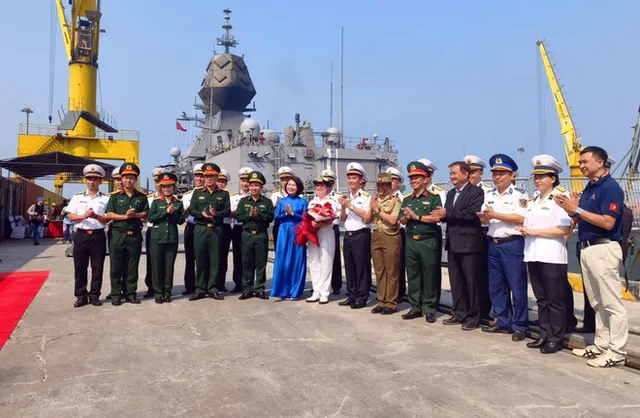 Australian navy ship visits Da Nang - Ảnh 1.