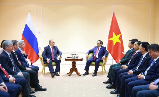 Prime Minister receives Russian Communist Party leaders in Moscow - Ảnh 1.