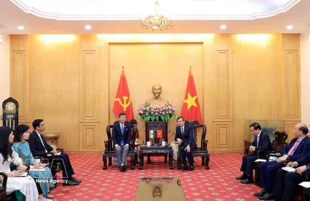Vietnam promotes senior official training cooperation with Australia, India - Ảnh 1.