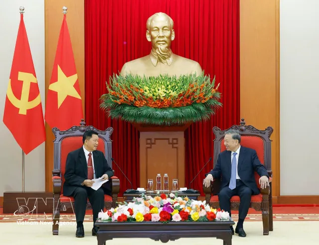 Party chief hosts Lao public security minister - Ảnh 1.
