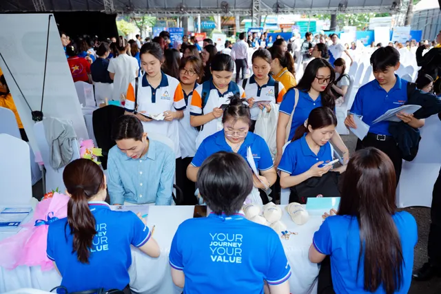 Cơn khát nhân lực chất lượng cao bủa vây ngành du lịch TP Hồ Chí Minh- Ảnh 1.