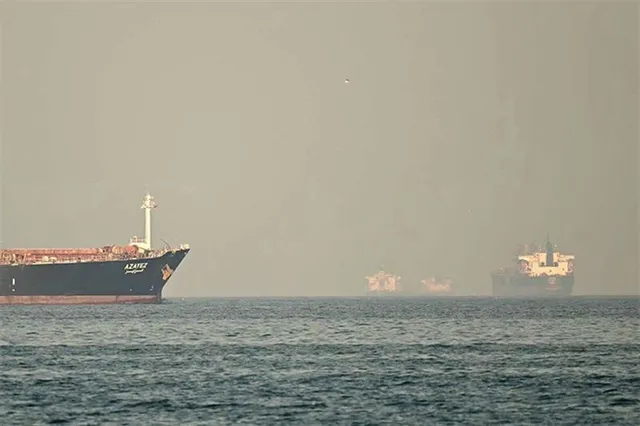 Iran tuyên bố bắn trúng tàu có liên hệ với Israel tại eo biển Hormuz- Ảnh 1. Iran tuyên bố bắn trúng tàu có liên hệ với Israel tại eo biển Hormuz- Ảnh 1.