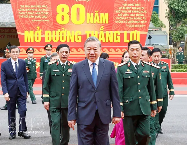 Party chief presents Ho Chi Minh Order to Engineering Corps - Ảnh 1.