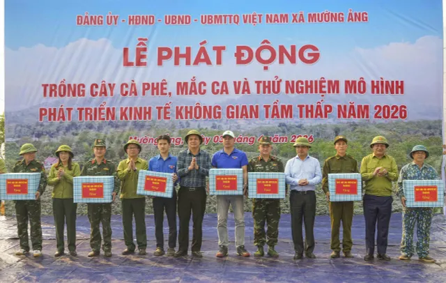 Điện Biên: Thử nghiệm UAV phun phân bón cho cây cà phê - Ảnh 1.