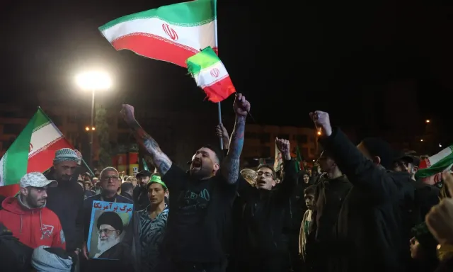 Hình ảnh người dân Iran đổ ra đường sau thỏa thuận ngừng bắn tạm thời - Ảnh 4.
