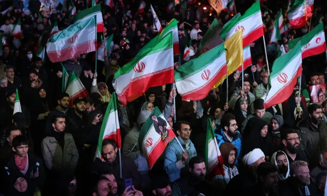 Hình ảnh người dân Iran đổ ra đường sau thỏa thuận ngừng bắn tạm thời - Ảnh 2.