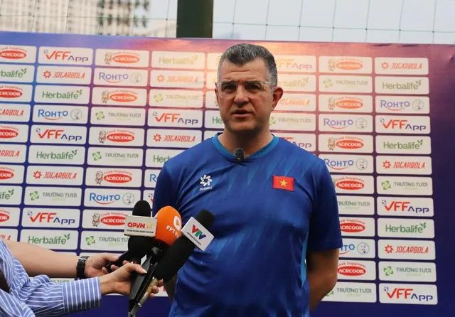 HLV Cristiano Roland nhận xét về con trai danh thủ Quang Hải trước giờ "xuất kích"- Ảnh 1. HLV Cristiano Roland nhận xét về con trai danh thủ Quang Hải trước giờ "xuất kích"- Ảnh 1.