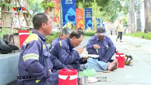 Lao động ngoài trời tìm cách đối phó với nắng nóng