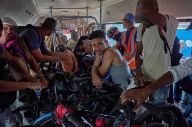 Xe buýt “dưới nước” trở thành phương tiện cứu cánh tại Cuba- Ảnh 1. Xe buýt “dưới nước” trở thành phương tiện cứu cánh tại Cuba- Ảnh 1.