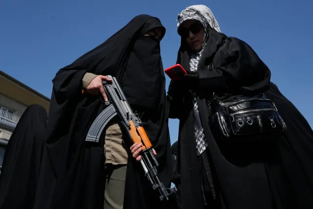 Iran đe dọa đóng cửa eo biển Hormuz trở lại- Ảnh 1. Iran đe dọa đóng cửa eo biển Hormuz trở lại- Ảnh 1.