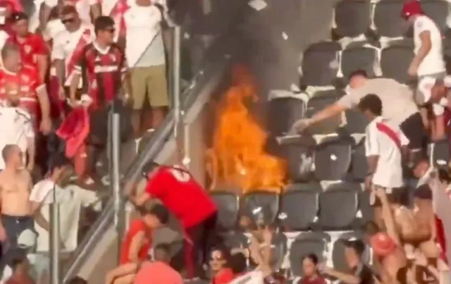 Cháy khán đài ở Siêu kinh điển Argentina, trận đấu vẫn tiếp diễn- Ảnh 1.