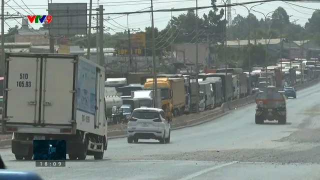 Bức xúc vì ùn tắc kéo dài trên quốc lộ 51