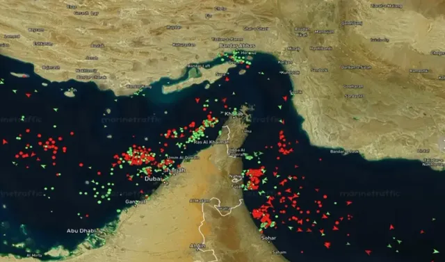 Iran tấn công tàu container ở eo biển Hormuz - Ảnh 1.