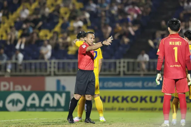 Các trọng tài Malaysia cầm còi 2 trận cực "nóng" tại vòng 20 V.League 2025-2026- Ảnh 1.