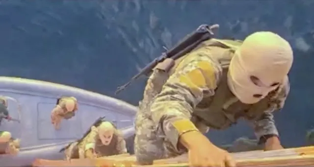 Iran công bố video đặc nhiệm kiểm soát tàu hàng tại eo biển Hormuz- Ảnh 1.
