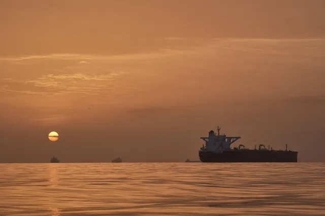 Nguy cơ tê liệt kéo dài trên eo biển Hormuz- Ảnh 2. Nguy cơ tê liệt kéo dài trên eo biển Hormuz- Ảnh 2.