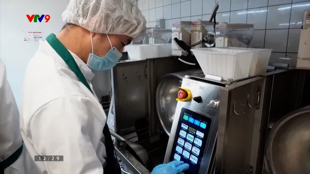 Đầu bếp robot tại ga tàu Bắc Kinh, Trung Quốc