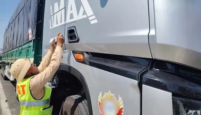 Vehicles found to be lacking three essential documents (no proper registration, no safety features, etc.) were fined 104 million VND for violating regulations while traveling on the highway. - Ảnh 2.