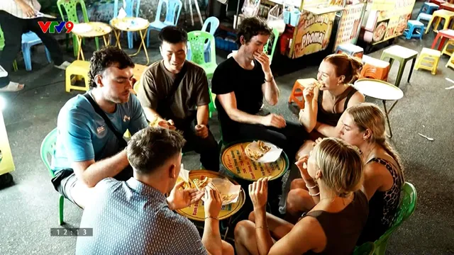 Du khách nước ngoài thích ẩm thực đường phố Việt Nam