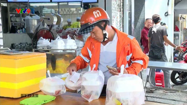 Phí nền tảng tăng và bài toán giữ chân khách hàng số
