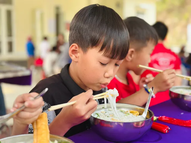 April episode of  Kindness Bus Brings Light and Warmth to Remote Villages in Thanh Hoa - Ảnh 10.
