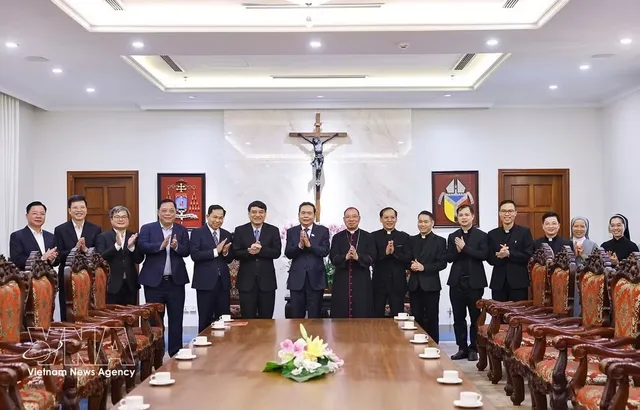 National Assembly Chairman extends Easter greetings to Hanoi Archdiocese - Ảnh 1.