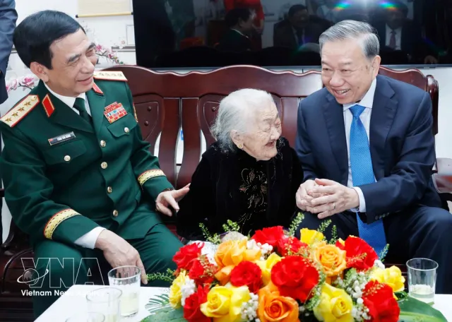 Party General Secretary, State President offers incense in tribute to fallen heroes in Da Nang - Ảnh 1.