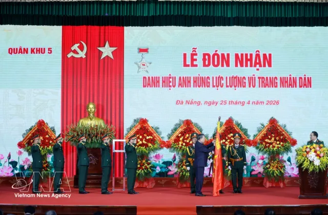 Top leader requests Military Region 5 to play core role in building all-people defence - Ảnh 1.
