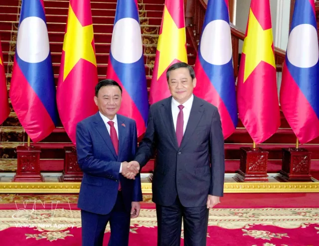 Permanent member of Party Central Committee’s Secretariat meets with Lao PM - Ảnh 1.
