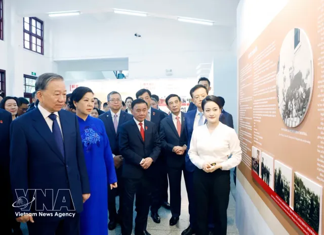 Top Vietnamese leader visits historic Nanning Yucai School in Guangxi - Ảnh 1.